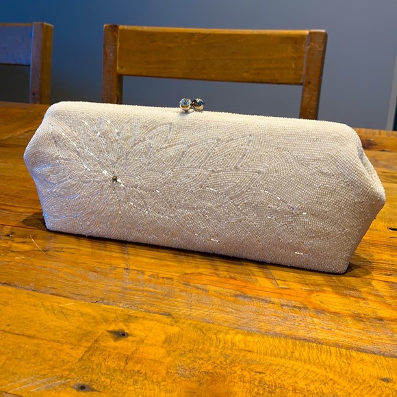 Golden Rose Vintage White Beaded Clutch with Intricate Flower Petal Detail - Picture 2 of 8